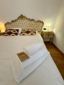 a white bed with towels and a sign on it at Villa Gardenia - Comfort & Privacy - River View in Mira