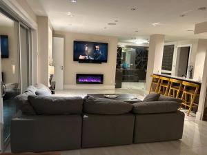 TV a/nebo společenská místnost v ubytování Luxury accomodation in West Vancouver