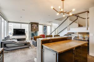 TV a/nebo společenská místnost v ubytování Road America Retreat Modern Villa with Garage!