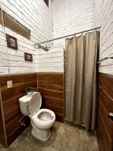 Bilik mandi di Cabaña del Bosque