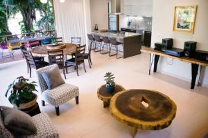 Higuera BlancaにあるDepartamento en Litibu Punta Mitaのテーブルとキッチンのあるリビングルーム