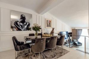 a dining room with a table and chairs at Horizon Apartment Herceg Novi Savina in Španjola