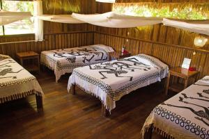 เตียงในห้องที่ Corto Maltes Amazonia Lodge