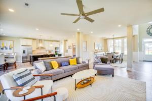 Un lugar para sentarse en Near Beach and Trails Elegant Home in Cape Charles!