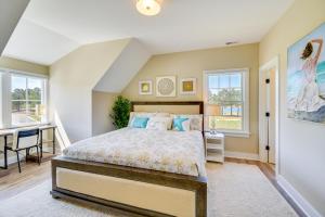 Una cama o camas en una habitación de Near Beach and Trails Elegant Home in Cape Charles!
