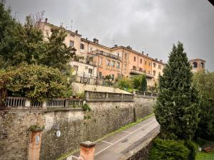 a christmas tree sitting on the side of a street at Little Home Italy in Castelvetro di Modena