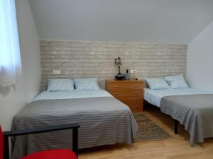 Un dormitorio con dos camas y una cómoda. en Casa "O Forte" en la playa, Espectacular ubicación, en Cangas de Morrazo