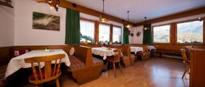 מסעדה או מקום אחר לאכול בו ב-Alpengasthof Köfels