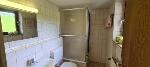 Ένα μπάνιο στο Pension Hauber - Kirschtortenzimmer mit Balkon
