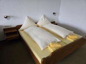 Ένα ή περισσότερα κρεβάτια σε δωμάτιο στο Pension Hauber - Kirschtortenzimmer mit Balkon