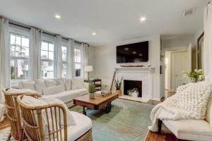 ein Wohnzimmer mit weißen Möbeln und einem Kamin in der Unterkunft Happy Coastal Cottage for 6 in Jacksonville