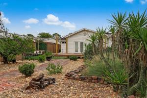 ein Zuhause mit Garten und Haus in der Unterkunft Happy Coastal Cottage for 6 in Jacksonville