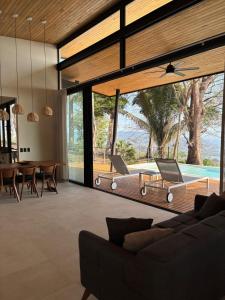 Istumisnurk majutusasutuses Mar a Cielo Brand New Ocean View Retreat