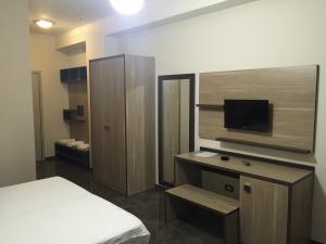 TV a/nebo společenská místnost v ubytování Herges Hotel