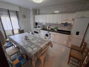 Kuchyň nebo kuchyňský kout v ubytování ALBERGUE CASA ARQUEÑA sólo peregrinos con credenciales