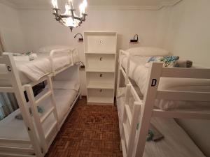 Postel nebo postele na pokoji v ubytování ALBERGUE CASA ARQUEÑA sólo peregrinos con credenciales