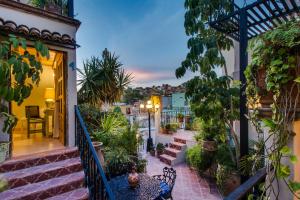 Κήπος έξω από το Pied à Terre at Casitas Aparicio