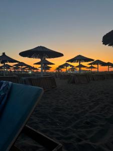 Východ nebo západ slunce při pohledu z vily nebo okolí