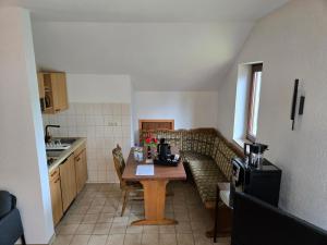 Η κουζίνα ή μικρή κουζίνα στο Pension Hauber - Rehbergblick mit Balkon +5 φωτογραφίες