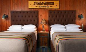 Ένα ή περισσότερα κρεβάτια σε δωμάτιο στο Field & Stream Lodge Bozeman