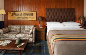 Ένα ή περισσότερα κρεβάτια σε δωμάτιο στο Field & Stream Lodge Bozeman