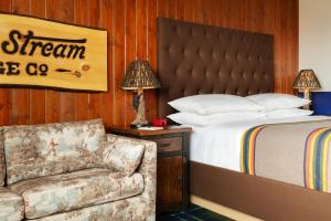 Ένα ή περισσότερα κρεβάτια σε δωμάτιο στο Field & Stream Lodge Bozeman