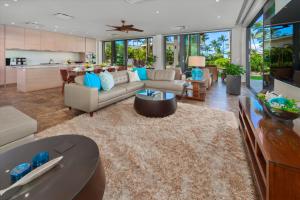 Posezení v ubytování Your Own Luxury Private Resort Within A Resort At Seaglass 810 At Andaz Maui