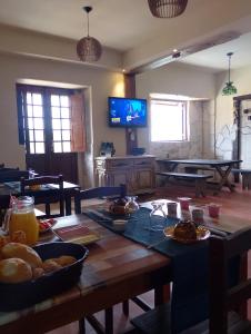 サン・トメー・ダス・レトラスにあるRecanto das Pedras - Mini Casaの食べ物が置かれたテーブルのあるリビングルーム