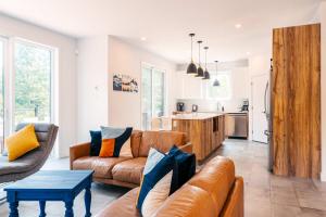 a living room with a couch and a table at Le Yéti de Tremblant in La Conception