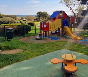 un parco giochi con uno scivolo in un parco di Résidence Bretagne Douce excellent emplacement 300m de la mer ad Arzon