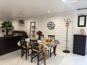 a dining room with a table and chairs at confortable et spacieux 80m2 in Bailly-Romainvilliers