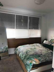 Una cama o camas en una habitación de Beachfront & access to all St Kilda has to offer