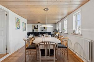 HarboørにあるCozy Holiday Home In Harboøreのテーブルと椅子のあるダイニングルームとリビングルーム