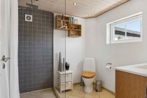 HarboørにあるCozy Holiday Home In Harboøreのトイレと洗面台付きのバスルーム +18枚の写真