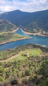 Una vista aérea de un río y un campo. en Unique natural place, Sallord, Llosa del cavall, en Sant Llorenç de Morunys