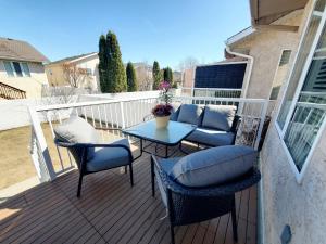 Un balcón o terraza en Saskatoon Lashyn Cove Homestay