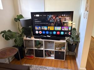 Μια τηλεόραση ή/και κέντρο ψυχαγωγίας στο Great St Kilda location with free parking onsite