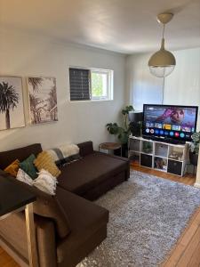 Μια τηλεόραση ή/και κέντρο ψυχαγωγίας στο Great St Kilda location with free parking onsite