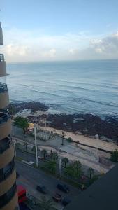 een uitzicht op het strand en de oceaan vanuit een gebouw bij Villa costeira Flat in Fortaleza +4 foto's