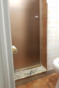 a shower stall in a bathroom with a toilet at Logement 1 pièce Cozy - Parfait pour Courts Séjours in Montreal
