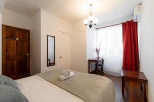 una camera da letto con un letto e un asciugamano sopra di Habitación doble delux - Casa Esmeralda a San José