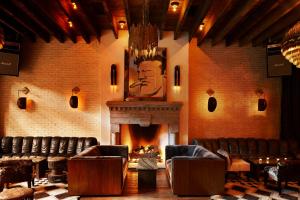 Khu vực ghế ngồi tại The Ludlow Hotel