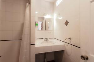 Koupelna v ubytování Habitación doble pequeña - Casa Esmeralda + 39 fotografií