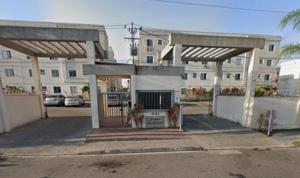 坎普斯戈伊塔卡济斯Apto Plaza Shopping的一只狗坐在建筑物门口