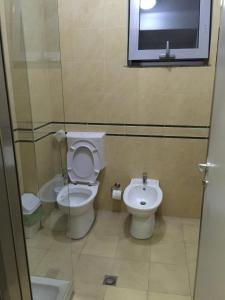 Koupelna v ubytování Herges Hotel