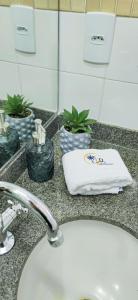 ナタールにあるYacht Village Praia JRのバスルーム(洗面台、タオル付) +18枚の写真