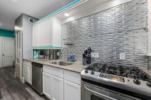 ヒューストンにあるSpacious Montrose Apartment Close to Downtown Houstonのコンロとシンクのあるキッチン