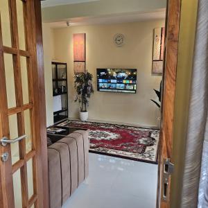 Una televisión o centro de entretenimiento en Suci's Friendly Garden Cottage