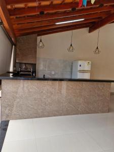 eine Küche mit Arbeitsplatte und Kühlschrank in der Unterkunft Espaço Run in Bálsamo + 1 Foto