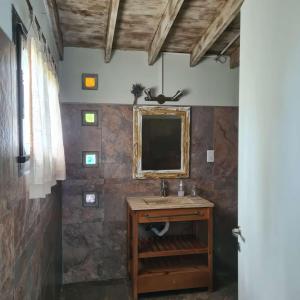 un bagno con uno specchio e un lavandino di Casa de campo boutique a 18 minutos de Merlo a Cortaderas Altre 24 foto